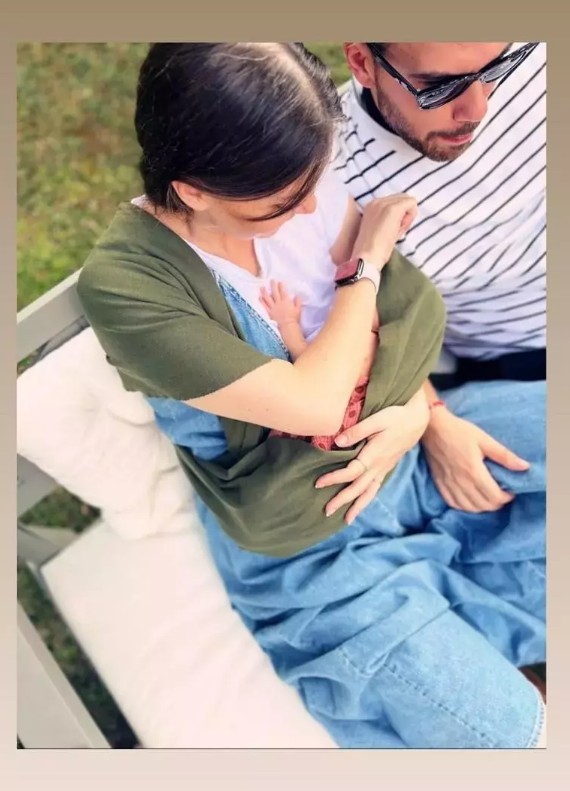 Aslı Enver ve kızı uçakta!